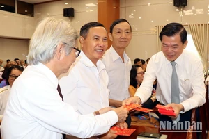 Bí thư Tỉnh ủy Đồng Nai Nguyễn Hồng Lĩnh lì xì đầu Xuân cho các đại biểu tại buổi họp mặt.