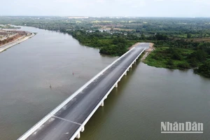Cầu Vàm Cái Sứt bắc qua sông Buông trên Hương lộ 2, xã Long Hưng, thành phố Biên Hòa, tỉnh Đồng Nai gần hoàn thành nhưng không có đường đi.