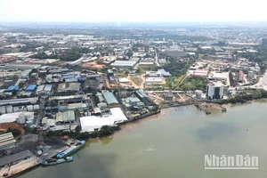 Khu công nghiệp Biên Hòa 1 nhìn từ sông Đồng Nai.