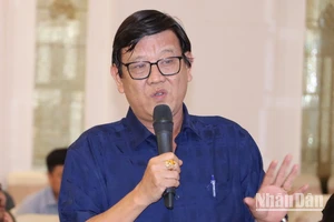 Nhà văn Nguyễn Một nêu ý kiến tại diễn đàn.