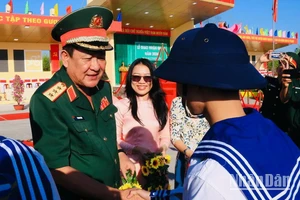 Thượng tướng Võ Minh Lương động viên chiến sĩ lên đường làm nhiệm vụ bảo vệ Tổ quốc tại điểm giao, nhận quân huyện Nhơn Trạch.