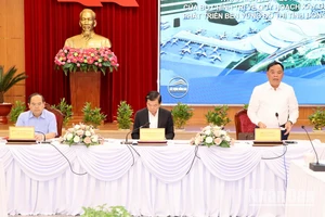 Các đồng chí lãnh đạo tỉnh Đồng Nai chủ trì hội nghị.