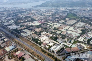 Một góc khu công nghiệp Biên Hòa 1 hướng ra sông Đồng Nai trước thời điểm chuyển đổi công năng.