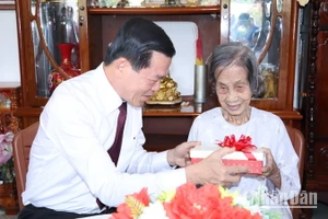 Bí thư Tỉnh ủy Đồng Nai Nguyễn Hồng Lĩnh trao quà tặng cụ Trịnh Thị Khơng.