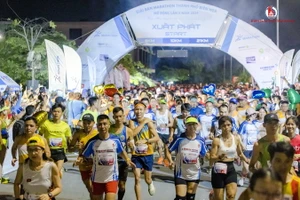 Các vận động viên tham gia thi đấu vào buổi tối tại Giải Marathon Biên Hòa mở rộng lần thứ 2.