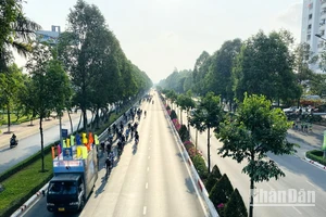 Đoàn viên Sở Tài nguyên và Môi trường Đồng Nai đạp xe hưởng ứng Chiến dịch Giờ Trái đất 2024 qua đường Nguyễn Ái Quốc, thành phố Biên Hòa.