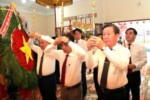 Các đồng chí lãnh đạo tỉnh Đồng Nai và thành phố Biên Hòa thực hiện nghi thức dâng hương.