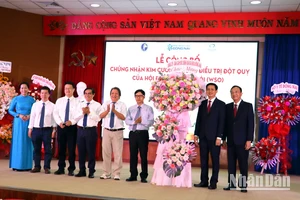 Lãnh đạo Ủy ban nhân dân tỉnh và Sở Y tế Đồng Nai chúc mừng Bệnh viện đa khoa Đồng Nai đón nhận chứng nhận Bạch kim.