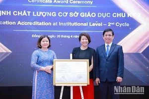 Lãnh đạo Trung tâm Kiểm định chất lượng giáo dục Đại học Quốc gia Thành phố Hồ Chí Minh trao chứng nhận đạt chuẩn kiểm định chất lượng chu kỳ 2 cho Trường đại học Lạc Hồng.