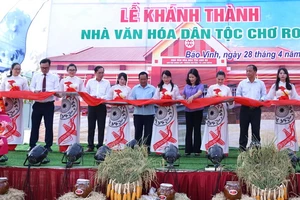 Đại diện lãnh đạo Ban Dân tộc tỉnh Đồng Nai và thành phố Long Khánh cắt băng khánh thành Nhà văn hóa dân tộc Chơ Ro tại phường Bảo Vinh.