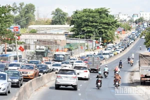 Ùn tắc giao thông kéo dài trên Quốc lộ 1A, hướng Đồng Nai đi Bình Thuận sáng 28/4, đoạn qua địa bàn huyện Trảng Bom.
