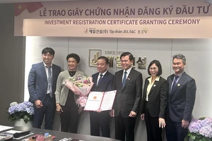 Lãnh đạo tỉnh Đồng Nai trao giấy chứng nhận đầu tư cho đại diện lãnh đạo Tập đoàn Jeil E&C.