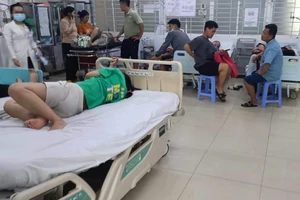 Người dân nhập viện nghi bị ngộ độc do ăn bánh mì ở thành phố Long Khánh.