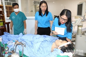 Chủ tịch Liên đoàn Lao động tỉnh Đồng Nai Nguyễn Thị Như Ý thăm, động viên và hỗ trợ một nạn nhân vụ nổ đang điều trị tại Bệnh viện đa khoa Thống Nhất.