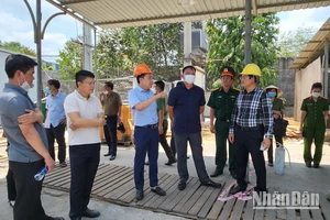 Quyền Chủ tịch Ủy ban nhân dân tỉnh Đồng Nai Võ Tấn Đức và Thiếu tướng Nguyễn Sỹ Quang, Giám đốc Công an tỉnh chỉ đạo khắc phục hậu quả vụ nổ.