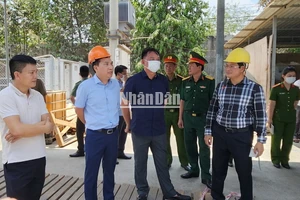 Quyền Chủ tịch Ủy ban nhân dân tỉnh Đồng Nai Võ Tấn Đức cùng Thiếu tướng Nguyễn Sỹ Quang, Giám đốc Công an tỉnh có mặt tại hiện trường chỉ đạo cứu người, khắc phục hậu quả vụ tai nạn lao động. 