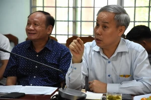 Phó Cục trưởng Cục An toàn thực phẩm Nguyễn Hùng Long (bên phải) đề nghị Sở Y tế Đồng Nai huy động bác sĩ, thuốc men để điều trị cho các bệnh nhân.