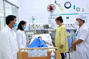Một trường hợp trẻ em sau khi ăn bánh mì nghi bị ngộ độc đang được điều trị tại Bệnh viện Nhi Đồng Nai.