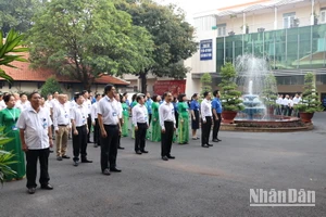 Lãnh đạo cán bộ công chức, viên chức Sở Xây dựng tỉnh Đồng Nai hát Quốc ca tại buổi lễ chào cờ đầu tuần.