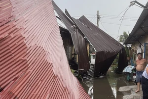 Mưa lớn kèm gió giật mạnh khiến 17 căn nhà ở xã Long Hưng, thành phố Biên Hòa bị tốc mái.