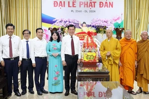 Bí thư Tỉnh ủy Đồng Nai Nguyễn Hồng Lĩnh chúc mừng Giáo hội Phật giáo Việt Nam tỉnh Đồng Nai nhân Đại lễ Phật đản.