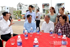 Bí thư Tỉnh ủy Đồng Nai Nguyễn Hồng Lĩnh (bên trái) tìm hiểu đời sống của người dân Khu tái định cư Lộc An-Bình Sơn.