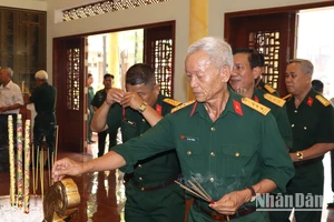 Các đại biểu thăm hương tại Nhà truyền thống thờ Chủ tịch Hồ Chí Minh và anh hùng liệt sĩ hy sinh cho quá trình đấu tranh giành độc lập của dân tộc. 
