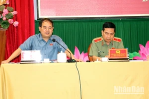 Đồng chí Quản Minh Cường, Phó Bí thư Tỉnh ủy, Trưởng Đoàn đại biểu Quốc hội tỉnh Đồng Nai phát biểu tại hội nghị.
