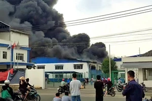 Cột khói đen bốc cao do đám cháy gây ra trong Công ty trách nhiệm hữu hạn Xin Rong International.
