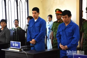 Hai bị cáo Hoàng Văn Tính (bên phải) và Lê Dương tại phiên tòa.