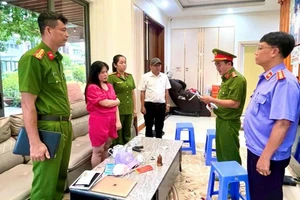 Lực lượng chức năng thi hành lệnh khởi tố đối với Đỗ Thị Thu Trang.