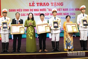 Phó Chủ tịch nước Võ Thị Ánh Xuân đã trao truy tặng danh hiệu Bà mẹ Việt Nam Anh hùng cho thân nhân 3 quý mẹ.