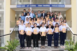 Các đại biểu và học sinh tham gia khai giảng lớp học tiếng Hàn tại Trường trung học phổ thông chuyên Lương Thế Vinh.