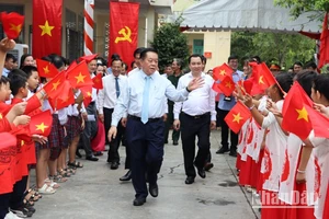 Đồng chí Nguyễn Trọng Nghĩa, Ủy viên Bộ Chính trị, Bí thư Trung ương Đảng, Trưởng Ban Tuyên giáo Trung ương tới dự Ngày hội Đại đoàn kết toàn dân tộc ở khu dân cư ấp Tân Bắc, xã Bình Minh, huyện Trảng Bom, tỉnh Đồng Nai.