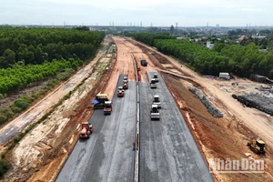 Thi công tại Dự án đường cao tốc Biên Hòa-Vũng Tàu, đoạn qua địa bàn huyện Long Thành, tỉnh Đồng Nai.