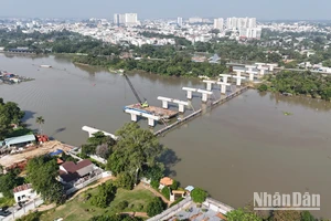 Cầu Thống Nhất bắc qua sông Cái (một nhánh của sông Đồng Nai) là hạng mục quan trọng nhất của Dự án đường trục trung tâm thành phố Biên Hòa.