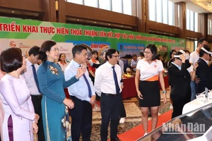 Lãnh đạo Ủy ban nhân dân các tỉnh vùng Đông Nam Bộ tham quan bản đồ tương tác thông minh, số hóa 360 các điểm du lịch.