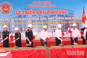 Các đại biểu thực hiện nghi thức khởi công dự án Trụ sở cơ quan Hải quan sân bay Long Thành.