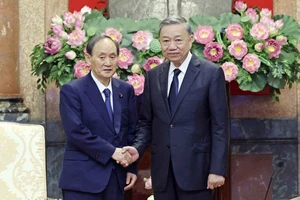 Chủ tịch nước Tô Lâm tiếp cựu Thủ tướng Nhật Bản Suga Yoshihide, Đặc phái viên của Thủ tướng Kishida Fumio. (Ảnh: TTXVN)