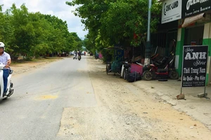 Dự án “Thoát nước và vệ sinh môi trường đô thị Ba Đồn” dang dở nên chậm hoàn trả mặt bằng đường phố khiến người dân đi lại khó khăn.