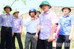Đồng chí Lê Văn Bảo (đứng trước) kiểm tra công tác dân vận trong giải phóng mặt bằng ở thành phố Đồng Hới