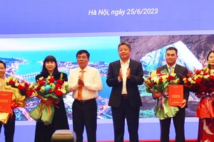 Lãnh đạo Ủy ban nhân dân tỉnh Quảng Bình và thành phố Hà Nội chúc mừng ngành du lịch 2 địa phương ký kết hợp tác phát triển du lịch.