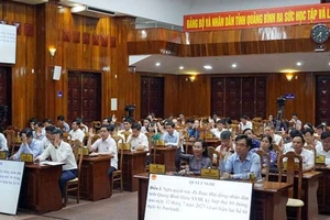 Các đại biểu Hội đồng nhân dân tỉnh Quảng Bình biểu quyết thông qua nghị quyết.