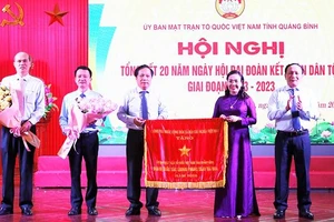 Thừa ủy quyền của Thủ tướng Chính phủ, Phó Bí thư Thường trực Tỉnh ủy Quảng Bình Trần Hải Châu trao cờ thi đua cho Ủy ban Mặt trận Tổ quốc Việt Nam tỉnh.