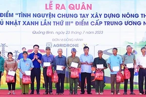 Đại diện Ban Bí thư Trung ương Đoàn và lãnh đạo tỉnh Quảng Bình tặng quà cho người dân tại Minh Hóa