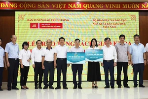 Đồng chí Phan Xuân Thủy và các đại biểu trao tặng sách giáo khoa cho học sinh khó khăn thông qua lãnh đạo Sở Giáo dục và Đào tạo. (Ảnh: Hiền Chi)