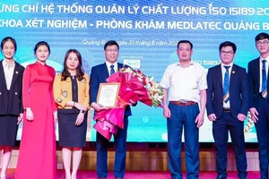 Đại diện lãnh đạo Medlatec Quảng Bình nhận chứng chỉ chất lượng ISO 15189:2012 trong xét nghiệm.