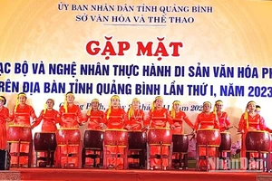 Câu lạc bộ văn hóa dân gian xã Nhân Trạch, huyện Bố Trạch (Quảng Bình) trình diễn màn trống hội.