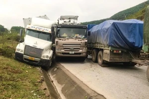 Hiện trường vụ tai nạn trên Quốc lộ 12A gây tắc đường từ Quảng Bình sang nước bạn Lào.