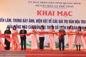 Các đại biểu cắt băng khai trương triển lãm, trưng bày ảnh, hiện vật về văn hóa truyền thống của đồng bào dân tộc thiểu số Quảng Bình.